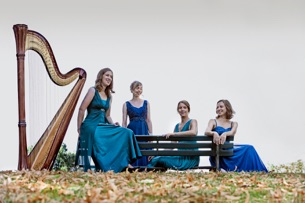 4 Musikerinnen auf Sitzbank und Harfe